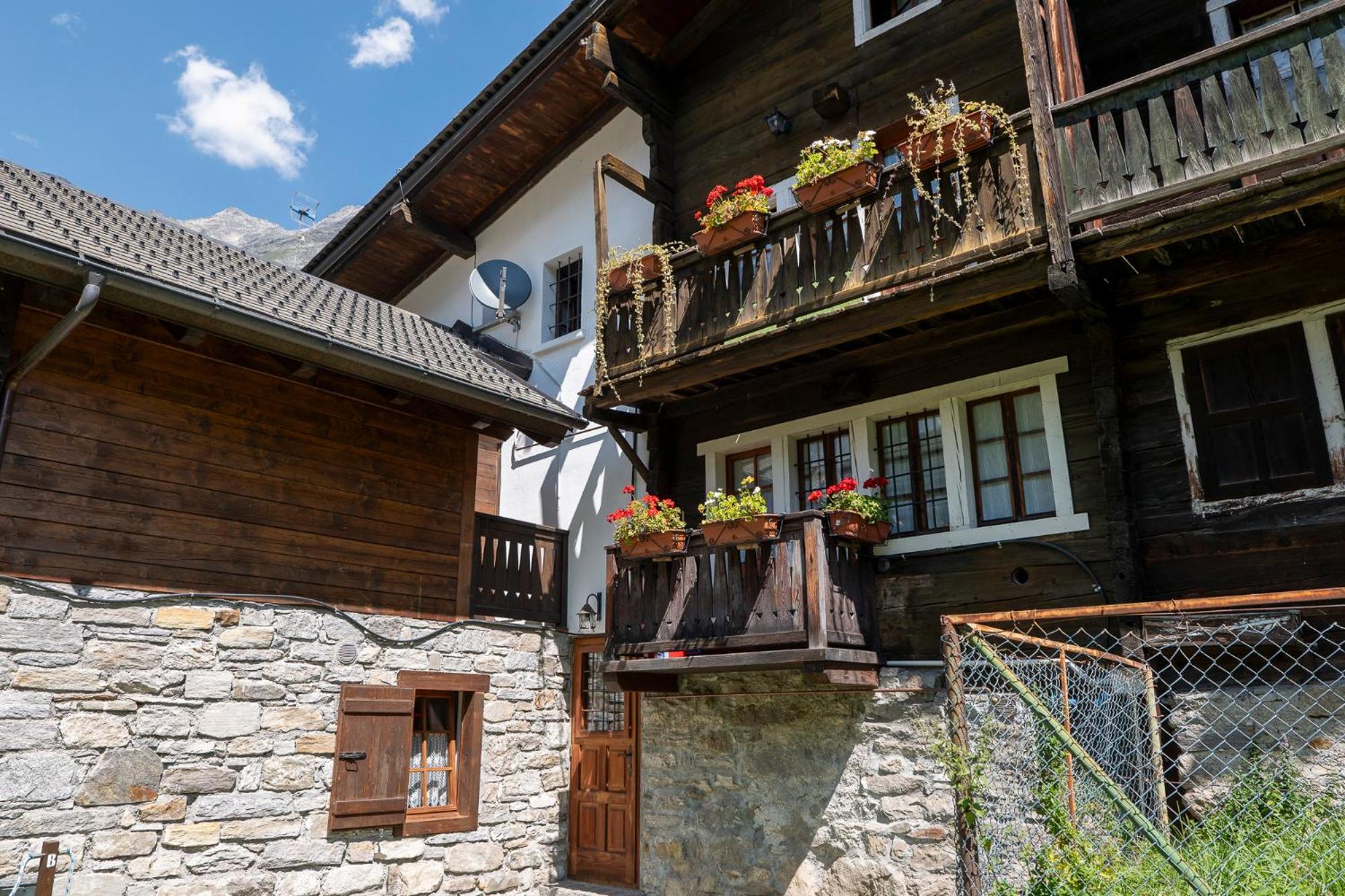 Incanto Walser Apartments Ronco Macugnaga Exterior photo